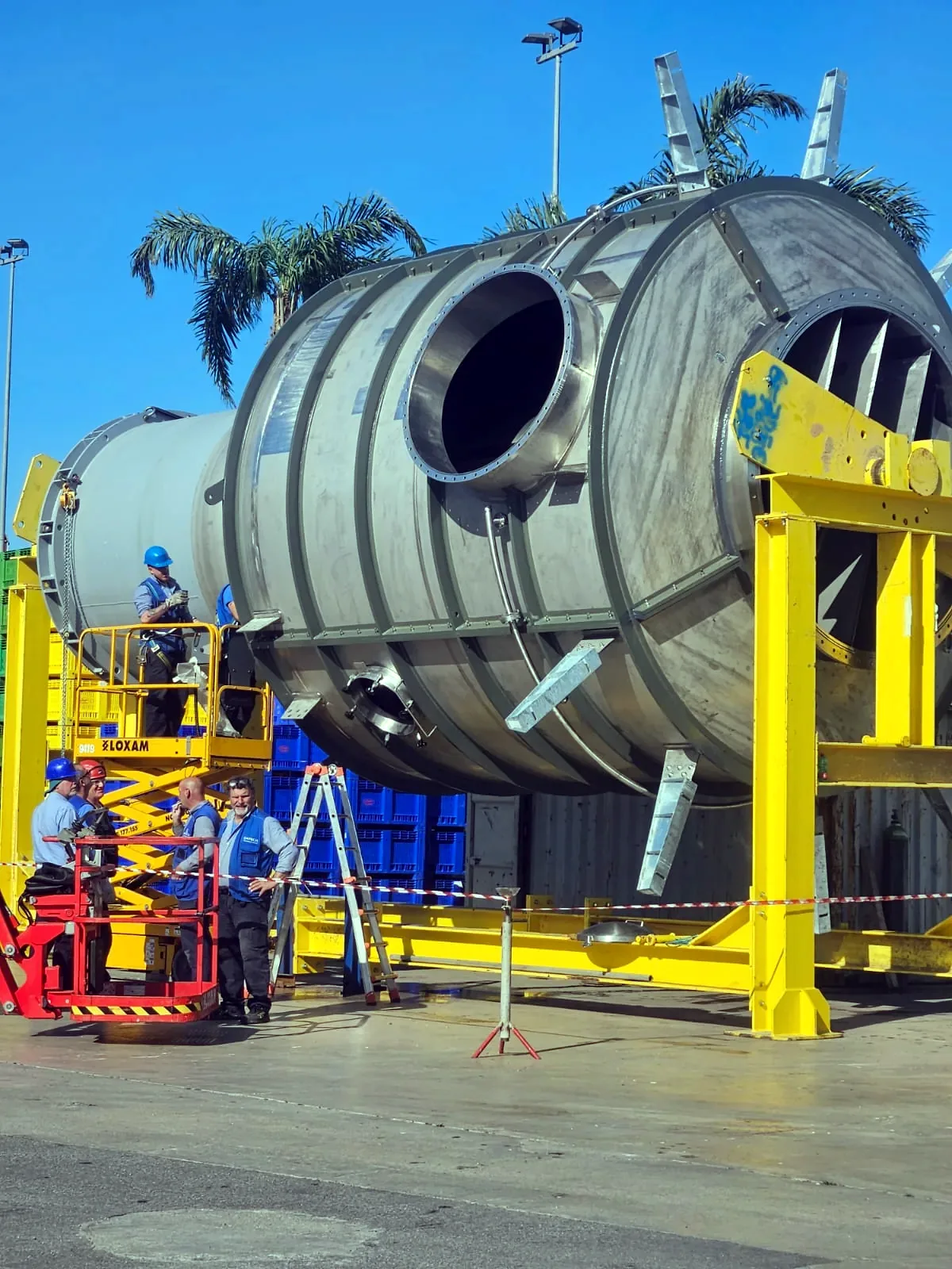 Serbatoio inox in fase di trasporto e installazione